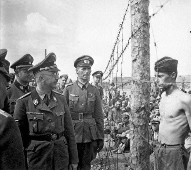 Thống chế Heinrich Himmler, chỉ huy lực lượng SS giáp mặt với tù binh chiến tranh trong giai đoạn đầu của  Thế chiến thứ 2. Theo ước tính chỉ trong vài tháng đầu tiên quân Đức phát động chiến tranh tại châu Âu, đội quân của Hitler đã nắm trong tay hàng triệu tù binh đối phương. Nguồn ảnh: Ranker.