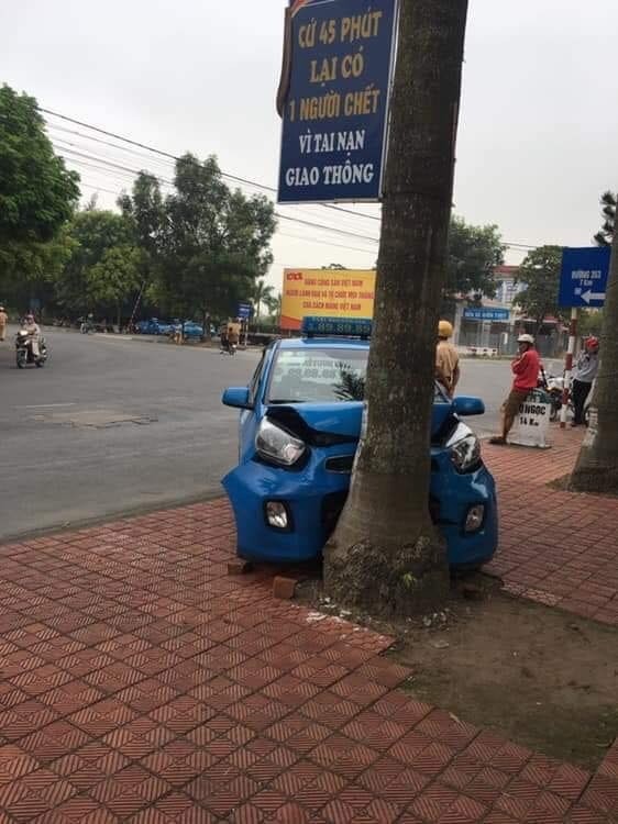 Khi ô tô húc thẳng vào cây treo biển cảnh báo  tai nạn giao thông.