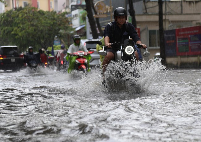 Mưa lớn, nhiều khu vực ở TP Hồ Chí Minh ngập nặng 