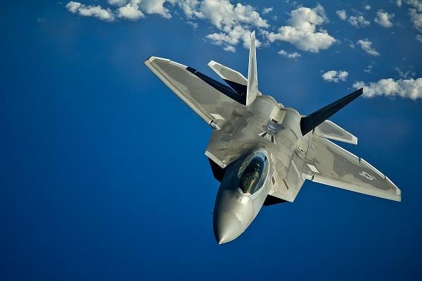 Bên cạnh một vài cái tên đã quá quen thuộc như F-22 Raptor, F-35 Lightning II, Sukhoi Su-57 hay Chengdu J-20; vẫn còn rất nhiều loại  chiến đấu cơ thế hệ 5 khác đang được các quốc gia trên thế giới phát triển để phù hợp với xu thế chung của tác chiến không quân trong tương lai. Và điều đáng ngạc nhiên là ở châu Á có tới ít nhất 4 quốc gia có chương trình phát triển chiến đấu cơ thế hệ 5 riêng, trong khi đó ở châu Âu chỉ có một hoặc hai nước tỏ ra quan tâm. Nguồn ảnh: USAF.