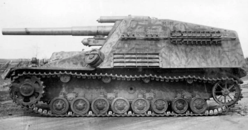 Được xây dựng dựa trên khung của xe tăng Panzer III và Panzer IV,  pháo tự hành Hummel là một trong những khẩu pháo tự hành thành công nhất của Đức trong Chiến tranh Thế giới thứ hai. Nguồn ảnh: Warhistory.