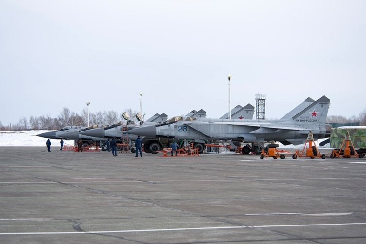 MiG-31 được NATO gọi bằng biệt danh "Foxhound". Siêu tiêm kích đánh chặn siêu thanh này được Liên Xô cho cất cánh lần đầu tiên vào năm 1975 - nối tiếp sự thành công của MiG-25. Đây cũng là chiến đấu cơ có tốc độ bay nhanh nhất từng được con người chế tạo. Nguồn ảnh: BI.