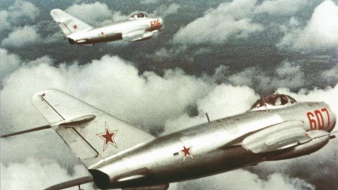 Đầu tiên phải kể đến loại  tiêm kích MiG-17 được Liên Xô cho ra đời từ năm 1950. Liên Xô từng sản xuất tổng cộng tới hơn 10.000 chiếc tiêm kích loại này. Nguồn ảnh: Fotoreport.