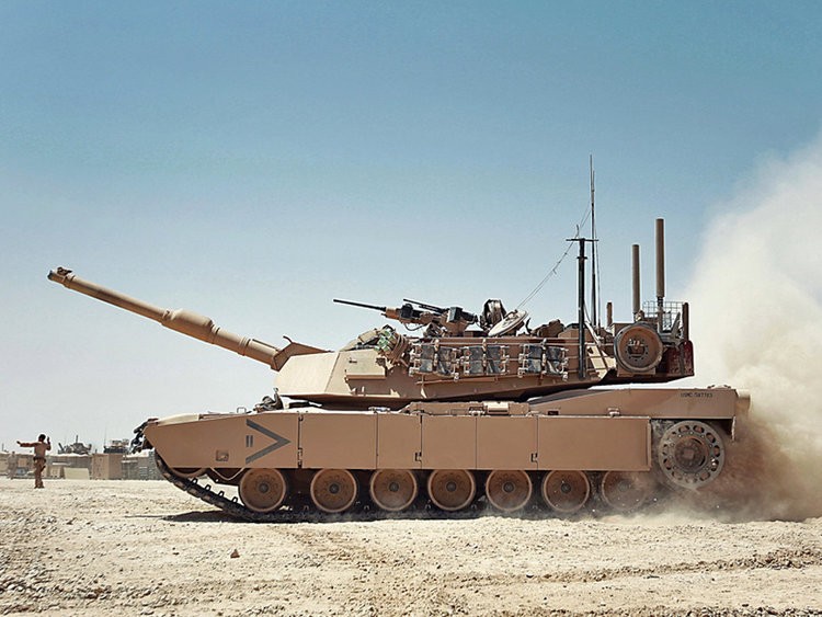 Đầu tiên phải kể đến  xe tăng M1 Abrams. Đây được xem là loại xe tăng chủ lực hiện đại nhất của Mỹ và của thế giới khi nó ra đời với hệ thống động cơ tua-bin cực kỳ độc đáo và hiện đại ít thấy trên các loại xe tăng cùng thời. Nguồn ảnh: BI.