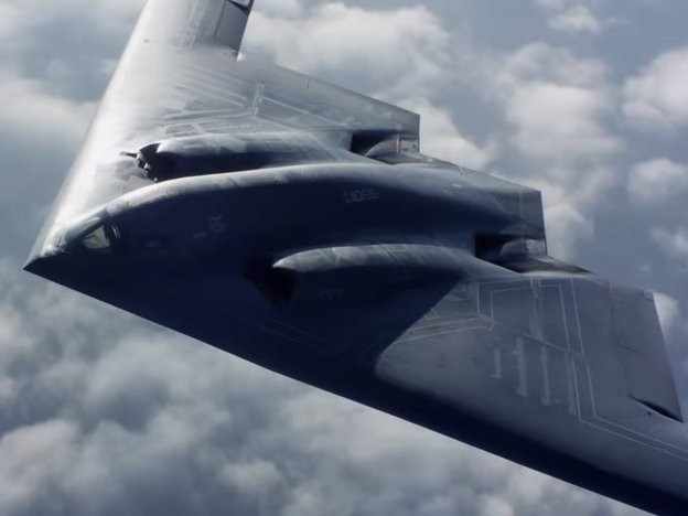 Theo đó thiết kế không có cánh đuôi đứng mà hãng Northrop Grumman phát triển cho máy bay ném bom chiến lược B-2 Spirit được gọi là Flying Wing - "thân cánh liền khối". Về cơ bản kiểu thiết kế này biến cánh và thân máy bay thành một khối thống nhất, giúp nó giảm tối đa phản xạ lại sóng radar. Nguồn ảnh: Tube.