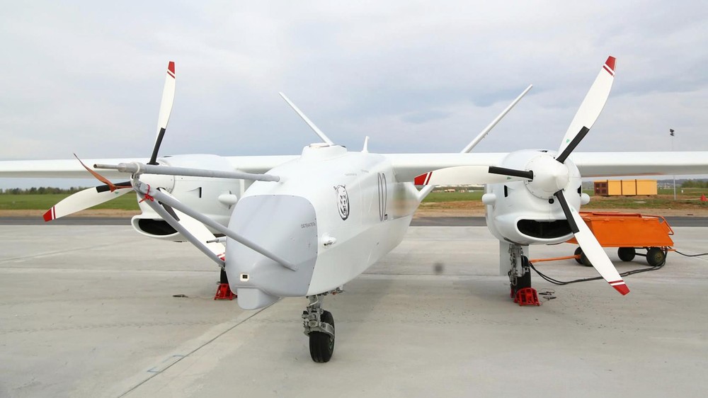 Máy bay không người lái Altius-M (UAV) là sản phẩm liên doanh giữa hai Cục thiết kế Sokol ở Tatarstan và Tranzas ở St Petersburg theo đơn đặt hàng của Bộ Quốc phòng Nga, Quá trình phát triển mẫu UAV này bắt đầu từ tháng 10/2011. Theo nhiều nguồn tin, Nga đã chi tới 3 tỷ Rub (tương đương 45.4 triệu USD) để phát triển mẫu máy bay không người lái này. Nguồn ảnh: Sina.