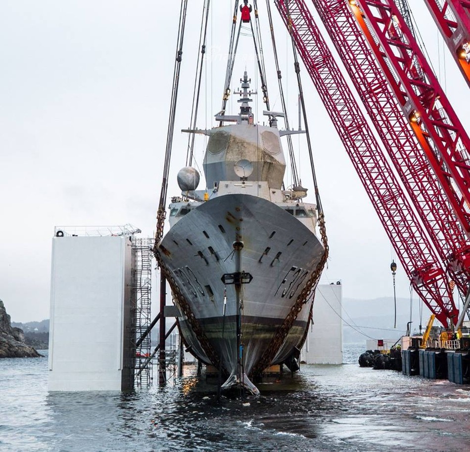 Quá trình đại tu  khu trục hạm KNM Helge Ingstad trị giá hơn 500 triệu USD của Hải quân Na Uy đã bắt đầu từ đầu tuần này. Theo đánh giá sơ bộ ban đầu, thời gian ba tháng nằm chìm dưới nước của KNM Helge Ingstad đã khiến gần như toàn bộ hệ thống điện tử của nó bị hư hỏng. Nguồn ảnh: Sina.