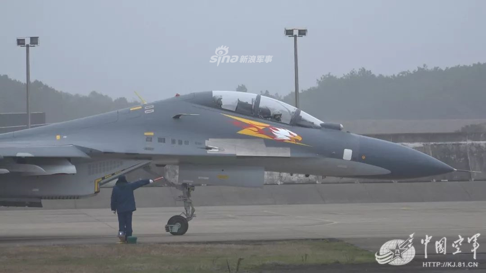 So với phiên bản Su-30MKI mà Ấn Độ sử dụng, Su-30MKK của Trung Quốc có nhiều cải tiến khá đáng kể, đặc biệt là trong yếu tố lực G cực đại trên Su-30MKK được giảm xuống tới gần 20% so với lực G cực đại của Su-30MKI ở cùng tốc độ, cho phép phi công thoải mái hơn trong khi điều khiển máy bay mà không quá bị "ép G", dễ dẫn tới bất tỉnh. Nguồn ảnh: Sina.