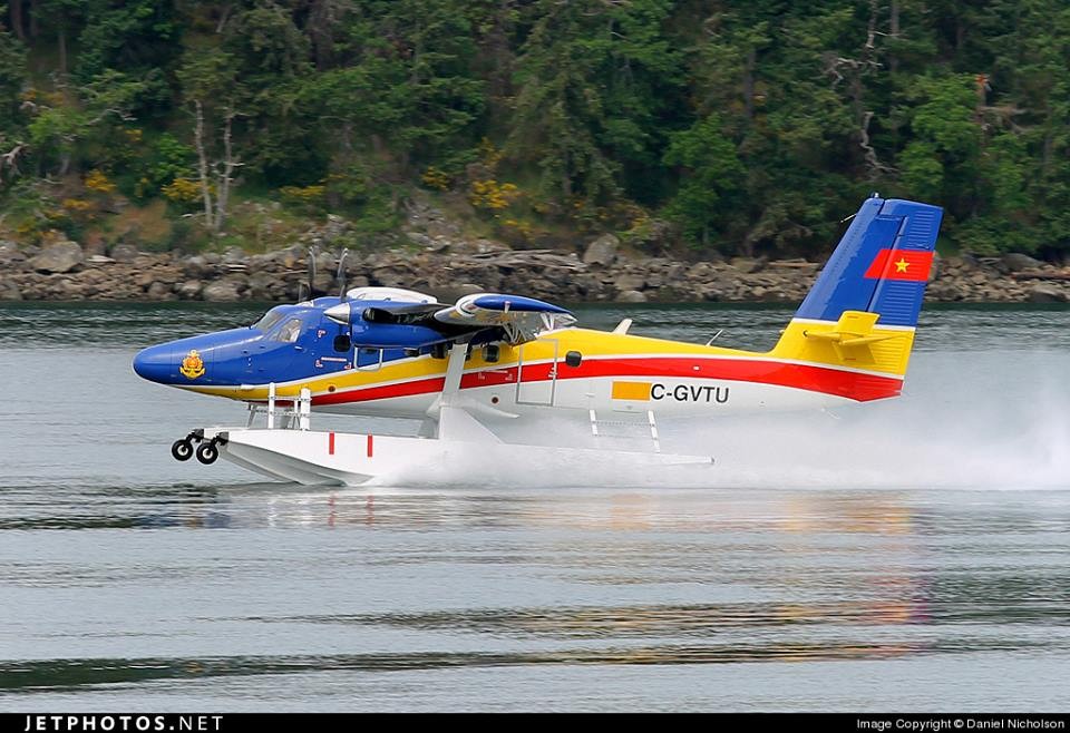 Loại  thuỷ phi cơ này có cái tên hết sức... phức tạp, đầy đủ là de Havilland Canada DHC-6 Twin Otter, tên thương mại khi được giao bán trên thị trường là Viking Air DHC-6 Twin Otter và tên ngắn gọn thường được gọi là DHC-6. Nguồn ảnh: Jetphoto.