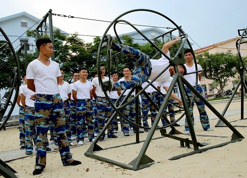 Theo đó  Lữ đoàn 161 đã tăng từ 15% đến 25% thời gian huấn luyện thể lực, hoạt động thể thao với khẩu hiệu hành động “Khỏe để xây dựng và bảo vệ Tổ quốc”; chú trọng huấn luyện bơi, võ thuật chiến đấu tay không và các hoạt động thể thao rèn luyện nâng cao thể lực, sức bền và khả năng cơ động cho bộ đội trong mọi điều kiện, môi trường, thời tiết, nhất là khi thực hiện nhiệm vụ trên biển. Ảnh: Chiến sĩ Lữ đoàn 161 luyện tập tại vòng quay.