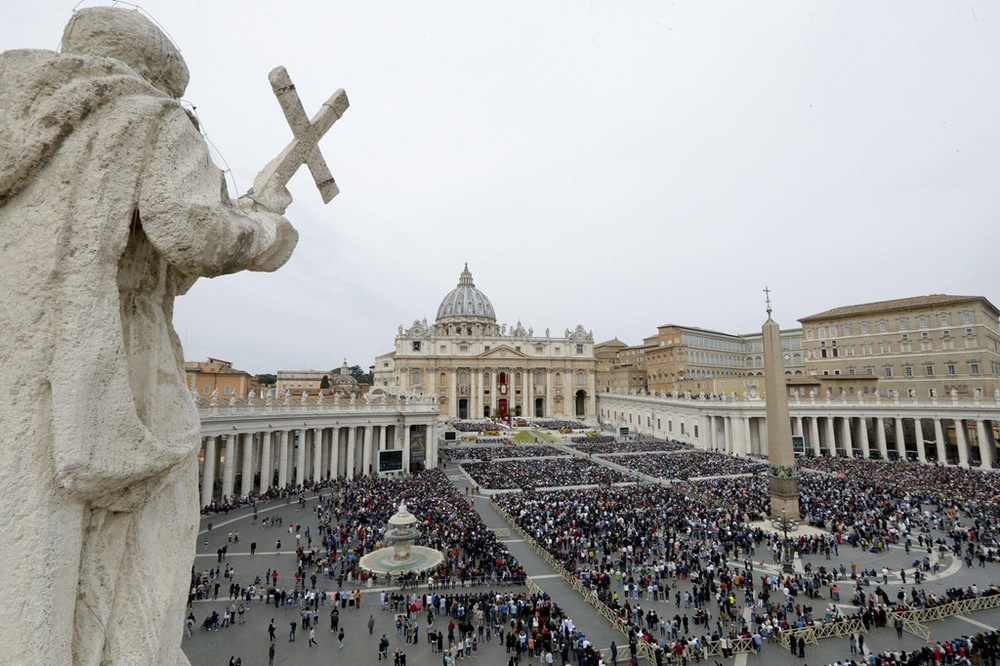 Ngày 21/4, hàng nghìn tín đồ tập trung tại  quảng trường St. Peter ở Vatican, để lắng nghe Giáo hoàng Francis cử hành thánh lễ và đọc bài phát biểu nhân dịp lễ Phục sinh, một trong những ngày lễ quan trọng nhất năm của người Kitô giáo. Ảnh: AP.