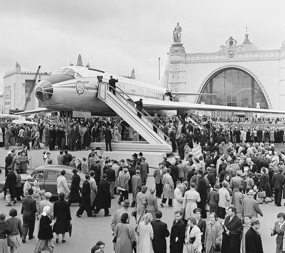 Bắt đầu được đưa vào sử dụng từ năm 1953,  máy bay chở khách Tu-104 từng là biểu tượng của thế giới khi nó là một trong những loại máy bay phản lực dân dụng đầu tiên được sử dụng rộng rãi. Nguồn ảnh: Rnbe.