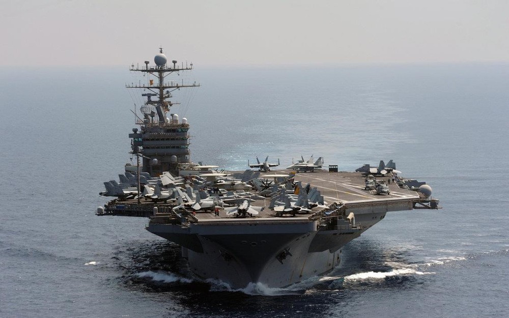 Hải quân Mỹ vừa triển khai  nhóm tác chiến tàu sân bay USS Abraham Lincoln (CVN-72) và phi đội máy bay ném bom chiến lược đến Trung Đông để dằn mặt Iran. Việc triển khai được thực hiện sau khi Mỹ gọi lực lượng Vệ binh Cách mạng Iran là tổ chức khủng bố. Ảnh: Reuters.