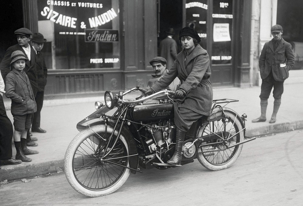 Xe máy "phân khối lớn" trên đường phố Paris năm 1919. Nguồn ảnh: Theatlantic.