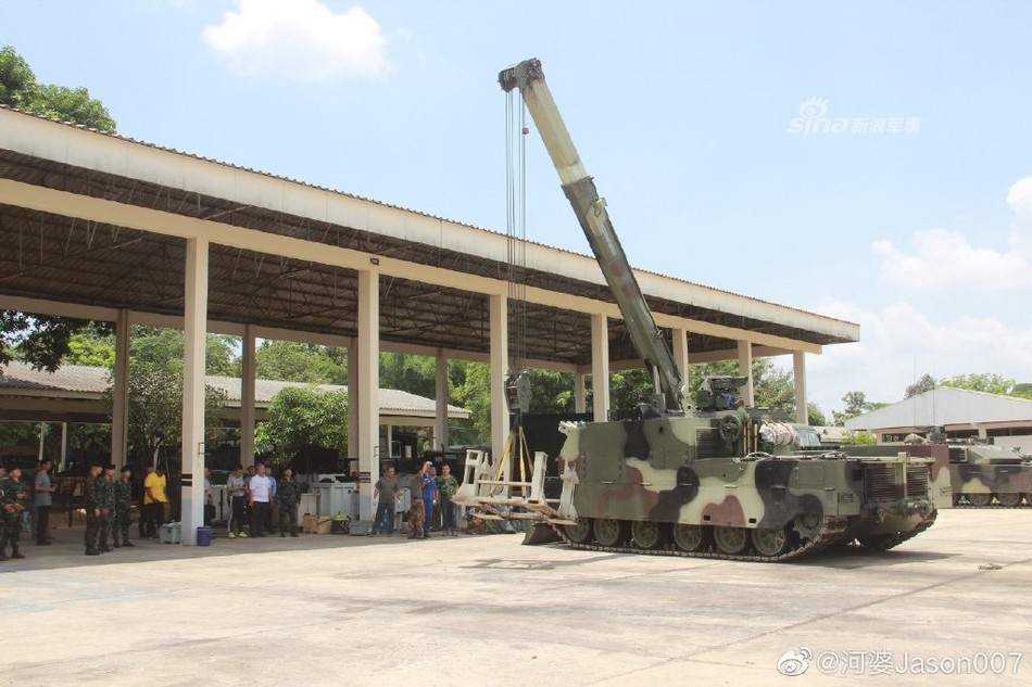 Theo đó Quân đội Thái Lan vừa tiếp nhận lô xe cứu hộ tăng đầu tiên do từ Trung Quốc. Loại xe này được thiết kế dựa trên khung gầm của  xe tăng VT-4 và là loại phương tiện đặc dụng nhất có thể kết hợp với xe tăng VT-4 cũng do Trung Quốc sản xuất. Có thể thấy Quân đội Thái Lan gần như phải bắt buộc mua các xe cứu hộ tăng này để duy trì khả năng tác chiến của VT-4. Nguồn ảnh: Sina.