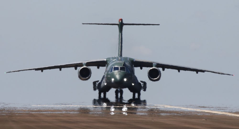 Không quân Brazil hiện đang thử nghiệm máy bay vận tải Embraer KC-390 tại bãi thử nghiệm Yuma, Mỹ. Trong thời gian thử nghiệm tại Mỹ, các  máy bay vận tải KC-390 sẽ được sử dụng trong các kỹ thuật bay thấp cực kỳ nguy hiểm. Nguồn ảnh: QQ.