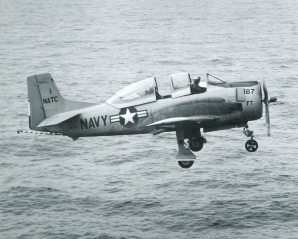 North American T-28 Trojan là mẫu máy bay chiến đấu sử dụng động cơ cánh quạt được Không quân và Hải quân Mỹ đưa vào trang bị từ những năm đầu thập niên 50 của thế kỷ trước. Nguồn ảnh: USAF.