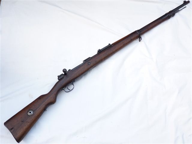  Súng trường Gewehr 98 (hay thường được gọi tắt là G98, Gew 98 hoặc M98) là một mẫu súng trường theo cơ chế không tự động, lên đạn từng viên, được thiết kế bởi nhà chế tạo Peter Paul von Mauser và được Đức sử dụng trong Chiến tranh Thế giới thứ nhất. Nguồn ảnh: Pinterest.