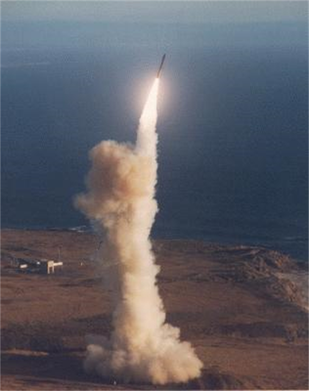  LGM-30 Minuteman là loại tên lửa đạn đạo liên lục địa (ICBM) nguy hiểm bậc nhất hiện nay. Đây là loại tên lửa chiến lược, được Mỹ sử dụng như một trong những loại vũ khí răn đe hạt nhân nguy hiểm nhất. Nguồn ảnh: Pinterest.