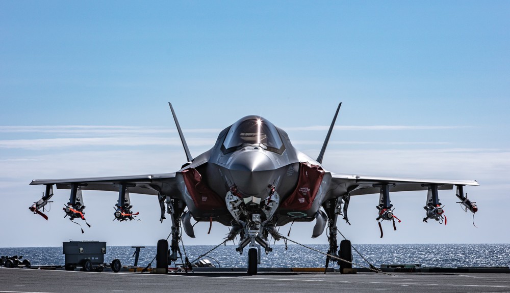  Chiến đấu cơ F-35B của Anh vừa bật "chế độ quái thú" trên tàu sân bay HMS Queen Elizabeth của lực lượng này. Đây là lần đầu tiên một chiến đấu cơ F-35B sử công khai chế độ quái thú này. Nguồn ảnh: Pinterest.