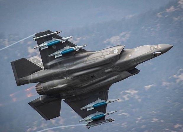 Chế độ "quái thú" hay Beast Mode là khi những  tiêm kích F-35 không ưu tiên khả năng mà ưu tiên tải trọng vũ khí. Bình thường ở chế độ tàng hình, F-35 sẽ giấu vũ khí trong thân, nhưng ở chế độ "quái thú" vũ khí sẽ được treo cả dưới 2 cánh và trong thân