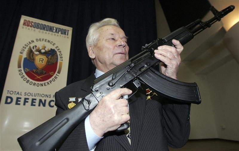 Mikhail Timofeyevich Kalashnikov sinh ngày 10/11/1919 tại miền nam nước Nga. Ông là tổng công trình sư, cha đẻ của khẩu súng trường tấn công AK-47 trứ danh và đã hai lần được phong tặng danh hiệu anh hùng lao động Liên Xô. Nguồn ảnh: Pinterest.