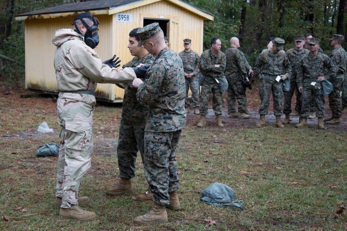 Tại căn cứ  Thuỷ quân Lục chiến của Mỹ ở Bắc Carolina, binh lính Mỹ được huấn luyện cách mặc và sử dụng trang bị phòng hoá cấp tốc. Nguồn ảnh: BI.