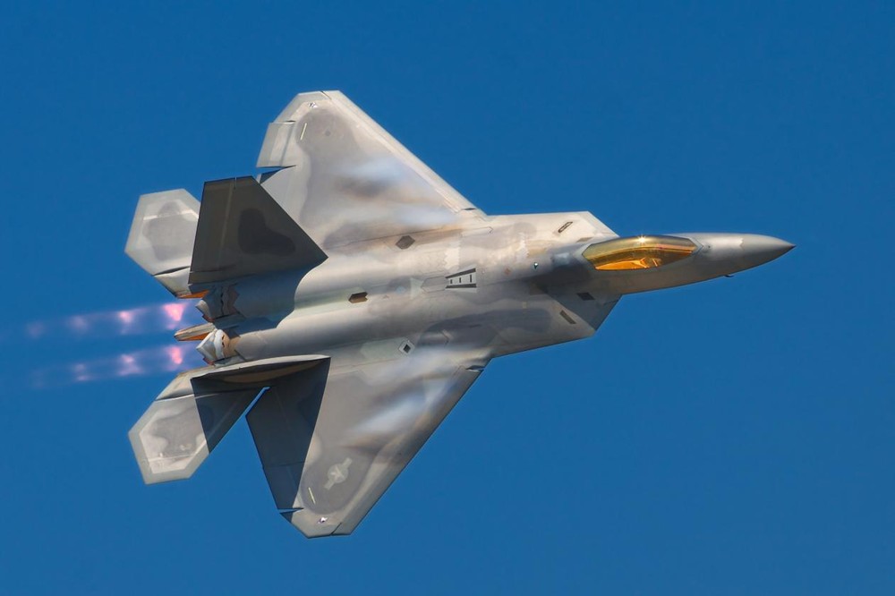 F-22 Raptor là loại chiến đấu cơ nguy hiểm bậc nhất thế giới hiện nay, đây cũng là loại chiến đấu cơ thế hệ thứ năm đầu tiên được biên chế với số lượng lớn vào không quân Mỹ. Nguồn ảnh: BI.