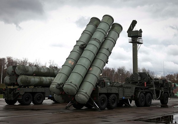 S-400 Triumf là  hệ thống tên lửa phòng không tầm xa tiên tiến nhất của quân đội Nga, nó cũng được đánh giá là sản phẩm hàng đầu thế giới vào thời điểm hiện tại.