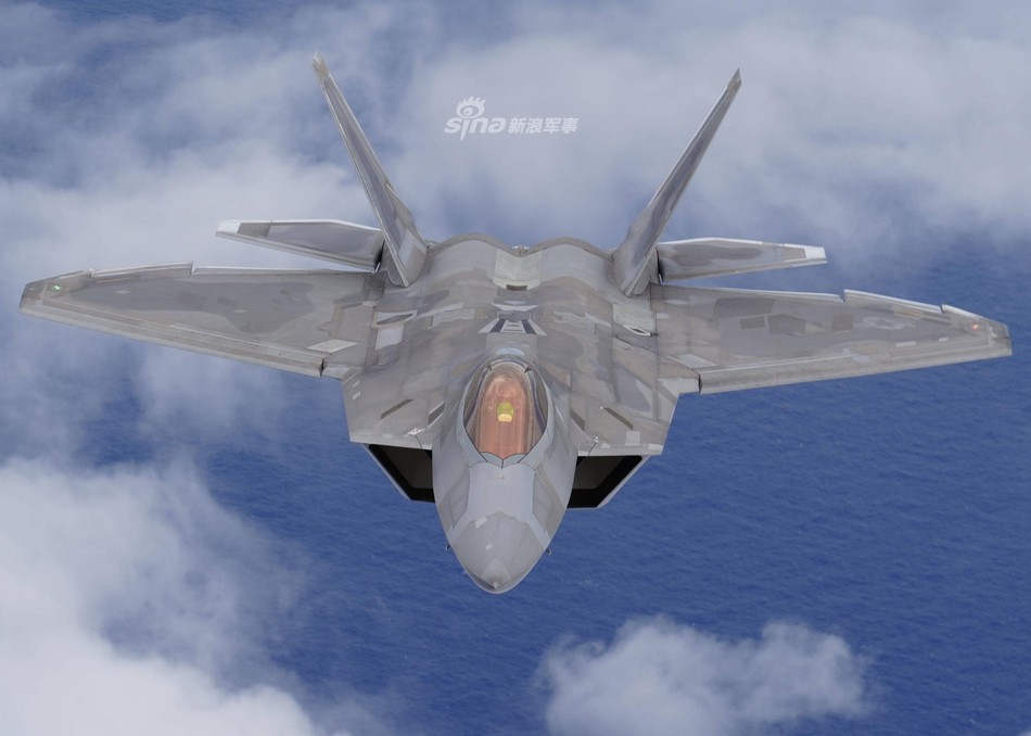 Những hình ảnh mới nhất về  chiến đấu cơ F-22 Raptor đã cho thấy dường như tiêm kích thế hệ năm nguy hiểm nhất thế giới này đã được trang bị màu sơn nguỵ trang kiểu mới. Nguồn ảnh: Sina.