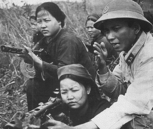 Đầu tiên là những khẩu tiểu liên PPSh-41 được Liên Xô cho ra đời từ năm 1941 và sử dụng như khẩu tiểu liên chính của quân đội Liên Xô trong  Chiến tranh Thế giới thứ hai. Nguồn ảnh: TL.