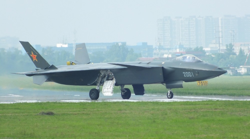  Tiêm kích J-20 của Trung Quốc hiện được đánh giá là "con bài" duy nhất để nước này có thể đối phó lại với dàn tiêm kích thế hệ năm đông đảo tại Đông Á hay của Không quân Mỹ. Nguồn ảnh: QQ.