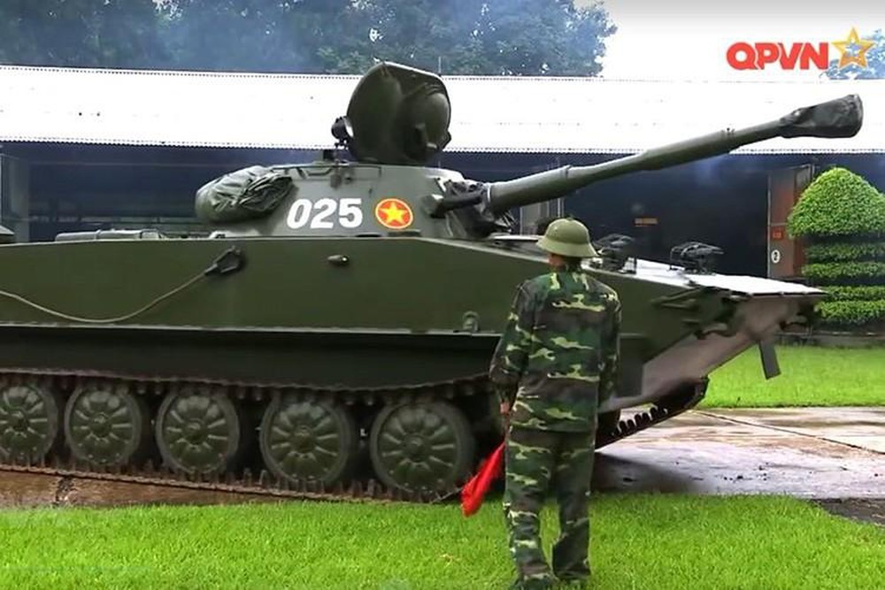  Xe tăng lội nước PT-76 của Việt Nam sử dụng hệ thống lội nước bằng hệ thống chân vịt như trên các tàu thuỷ thông thường. Nguồn ảnh: QPVN.