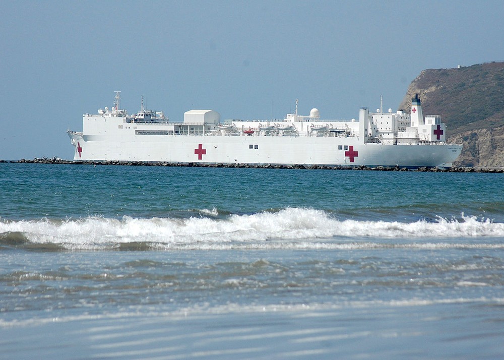 Cũng được hoán cải từ tàu chở dầu,  tàu bệnh viện USNS Mercy số thân T-AH-19 của Hải quân Mỹ có thiết kế gần như giống y hệt với tàu bệnh viện USNS Comfort của nước này. Nguồn ảnh: Pinterest.