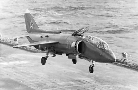 Yak-38 là loại  tiêm kích hạm đầu tiên và duy nhất của Liên Xô/Nga có khả năng cất - hạ cánh thẳng đứng từng được sử dụng trong biên chế lực lượng không quân. Nguồn ảnh: Pinterest.