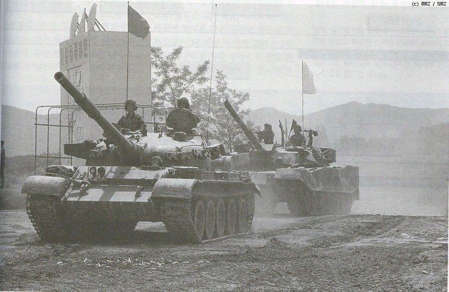 Đầu tiên là các  xe tăng T-62 hay còn có tên gọi khác là Tiran-6. Đây là loại xe tăng Liên Xô cũ nhất mà Hàn Quốc từng sở hữu. Nguồn ảnh: Pinterest.