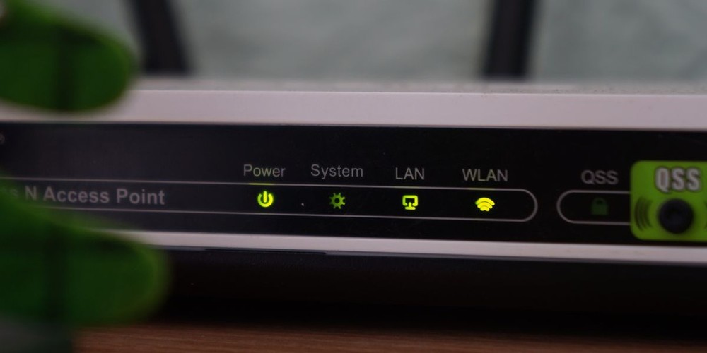 Khởi động lại router Wi-Fi. Giải pháp đơn giản nhưng hiệu quả trong đa số trường hợp là khởi động lại router, tuy nhiên chỉ nên khởi động lại khi tín hiệu yếu, chậm do nhiễu tần số chứ không nên khởi động lại router mỗi ngày. Cách này hiệu quả nhất với những router dùng băng tần 2,4 GHz vì nó sẽ chọn kênh Wi-Fi tối ưu khi khởi động lại. Nếu dùng router 5 GHz, bạn không cần khởi động lại bởi nó sẽ tự chuyển sang kênh Wi-Fi phù hợp. Ảnh: AddictiveTips.