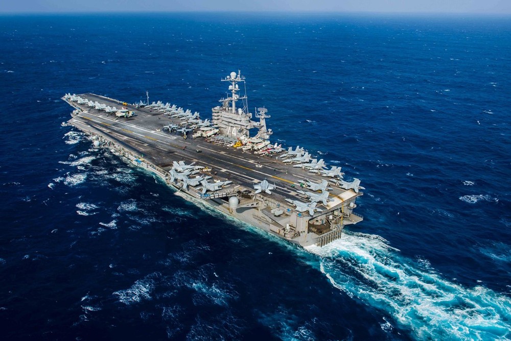 CVN-74 là tàu thứ 7 thuộc siêu  hàng không mẫu hạm lớp Nimitz. Tàu được đặt theo tên thượng nghị sĩ John C. Stennis, bang Mississippi. CVN-74 được đưa vào sử dụng từ năm 1995. Tàu có cảng chính tại Bremerton, Washington, Mỹ. Ảnh: Flickr Hải quân Mỹ.