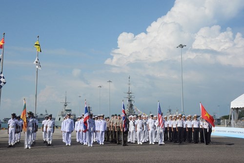 Lễ duyệt binh bao gồm diễu hành trên bộ và duyệt binh trên biển với sự tham gia của 46 tàu chiến, 4 máy bay cùng sự tham dự của 30 Tư lệnh và Phó tư lệnh Hải quân, Cảnh sát biển và hơn 40 sĩ quan cấp tướng của 44 nước. Ảnh: Các nước cử đoàn tham dự diễu binh trên bộ. Đoàn  Hải quân nhân dân Việt Nam đứng bên phải.