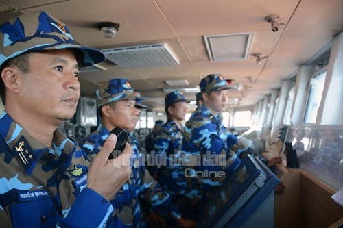 6 giờ sáng 26/3, Trung tá Nguyễn Quang Huy (ngoài cùng bên trái), Thuyền trưởng tàu 011 ( chiến hạm Đinh Tiên Hoàng), Lữ đoàn 162, Vùng 4 Hải quân, chỉ huy tàu nhổ neo tới vị trí tập kết, chuẩn bị diễn tập. Trời Langkawi lúc này vẫn tối mịt khiến ánh sáng xanh phát ra từ đèn hành trình của các tàu tham gia diễn tập trông như những con đom đóm lớn bay trên mặt biển.