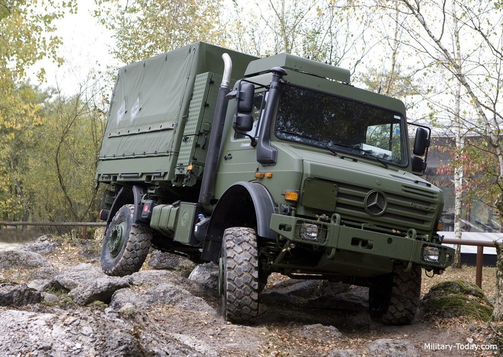 UNIMOG, Đức. Xe được tập đoàn Mercedes-Benz chế tạo vào năm 1946, đưa vào sử dụng từ năm 1948. Xe có thể chở theo từ 1,2-7,5 tấn hàng hóa, tốc độ tối đa 90 km/h. UNIMOG đang được sử dụng trong quân đội hơn 30 quốc gia trên thế giới. Ảnh: Military-today.