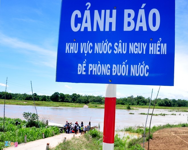 Ảnh hưởng bão số 4, mưa lớn kéo dài suốt hai ngày qua khiến nước lũ tràn về dâng cao trên các dòng sông gây chia cắt nhiều khu vực dân cư Quảng Ngãi. Sáng 13/9, hàng trăm người dân, học sinh sống ở "Ốc đảo sông Trà" (xã Tịnh An, TP Quảng Ngãi) chen chúc đi ghe  vượt sông mùa lũ đi lại làm ăn, đến trường học tập. Mỗi mùa mưa lũ về, hơn 350 hộ với 1.500 nhân khẩu ở thôn An Phú và thôn Ngọc Thạch sống giữa dòng sông Trà Khúc bị chia cắt, cô lập giống như ốc đảo. Bà con đi lại làm ăn, trẻ đến trường phải "lụy đò" qua sông trăm bề cơ cực, đối mặt với nhiều nguy hiểm.