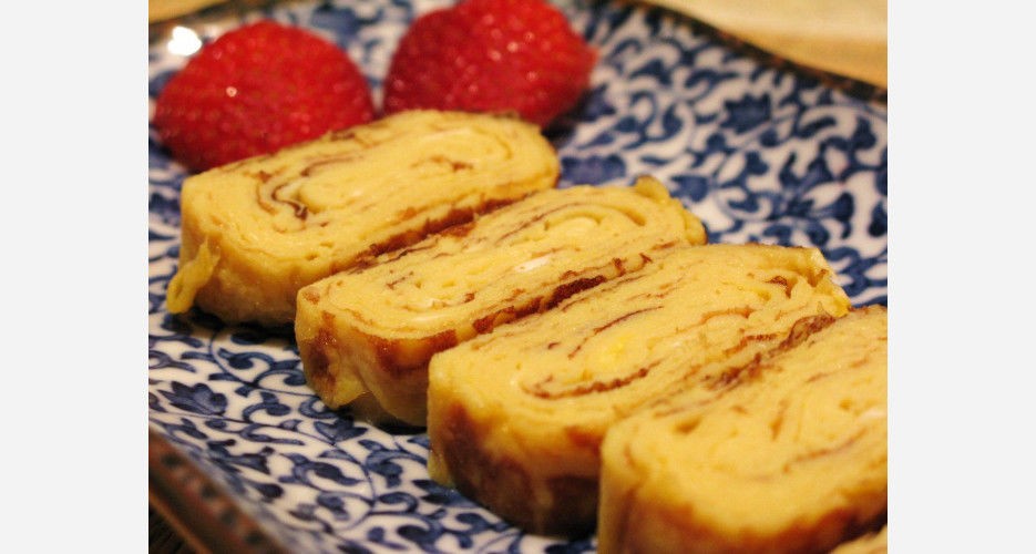 Tamagoyaki là món ăn từ trứng của Nhật được làm từ nhiều lớp trứng mỏng cuộn lại với nhau. Người Nhật thường ăn món này vào bữa sáng hoặc bữa trưa. 