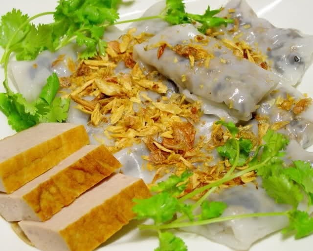 Bánh cuốn: Có xuất xứ từ miền Bắc, bánh cuốn là món  ăn vặt Sài Gòn không chỉ ngon miệng mà đứng nhìn cách làm cũng rất thú vị. Tại miền Nam, bánh cuốn còn được gọi là bánh ướt và ăn với giò lụa chứ không ăn với chả rán hoặc chả quế như miền Bắc. 