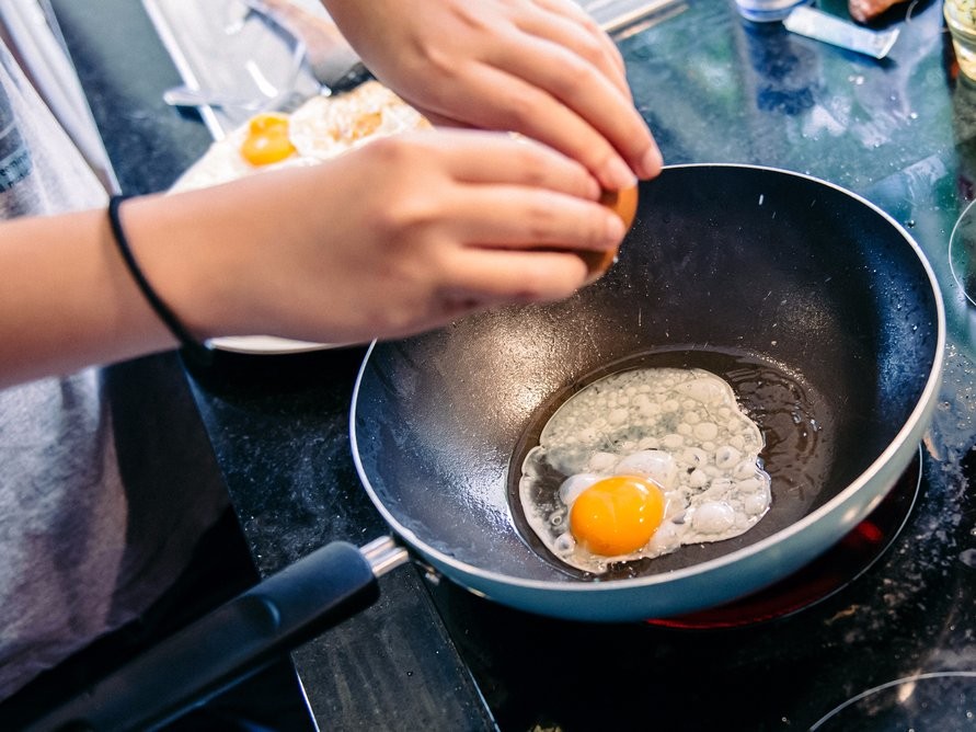 Một quả trứng tuy nhỏ nhưng có chứa hàm lượng dinh dưỡng rất cao. Trứng không chỉ rẻ, dễ mua, ngon mà còn gần như không thể thiếu được trong các bữa ăn sáng. Trứng còn được dùng để ăn vặt giữa bữa. Nhưng cách chế biến trứng nào là tốt nhất để trứng không bị mất chất dinh dưỡng?