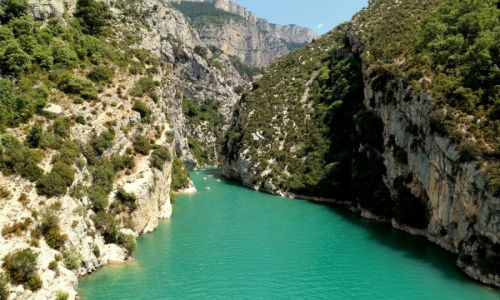 Khi đi  du lịch Pháp, bạn đừng quên bỏ qua Verdon Gorge - hẻm núi sông ở phía Đông nam nước Pháp. Với chiều dài 25km, sâu 700 mét, Verdon Gorge được coi là hẻm núi đẹp nhất tại Châu Âu. Du khách tới đây có thể đi thuyền kayak, leo núi và dù lượn.