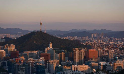 Nhắc đến những  ngọn núi đẹp nhất thế giới không thể bỏ qua Namsan, tại Seoul, Hàn Quốc. Cao gần 300 mét, Namsan là trái tim và bộ mặt của thủ đô Seoul. Người ta đồn rằng vẻ đẹp nên thơ của phong cảnh nơi đây khiến hàng đàn sếu xanh huyền thoại tìm đến nghỉ ngơi.