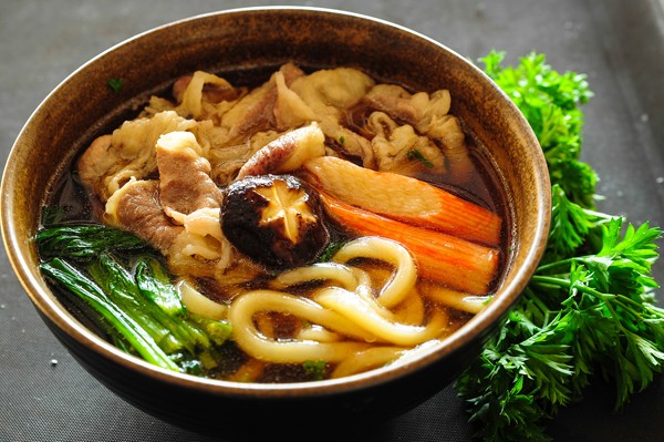 Một trong những món  mỳ Nhật Bản nổi tiếng thế giới là Udon. Mỳ Udon được làm từ bột mỳ, muối và nước. Sợi mỳ dày hay mỏng phụ thuộc vào sở thích của từng người. Ngoài ra, người Nhật còn dựa vào thời tiết nóng hay lạnh để điều chỉnh độ dày của sợi mỳ.