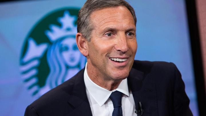  Tỷ phú thế giới Howard Schultz - CEO nổi tiếng của Starbucks thường thức dậy vào 4 giờ 30 phút sáng để đi dạo cùng ba chú cún đáng yêu. Sau đó, ông lại đạp xe một vòng. Kế đến, ông tự tay pha cà phê cho mình và vợ.