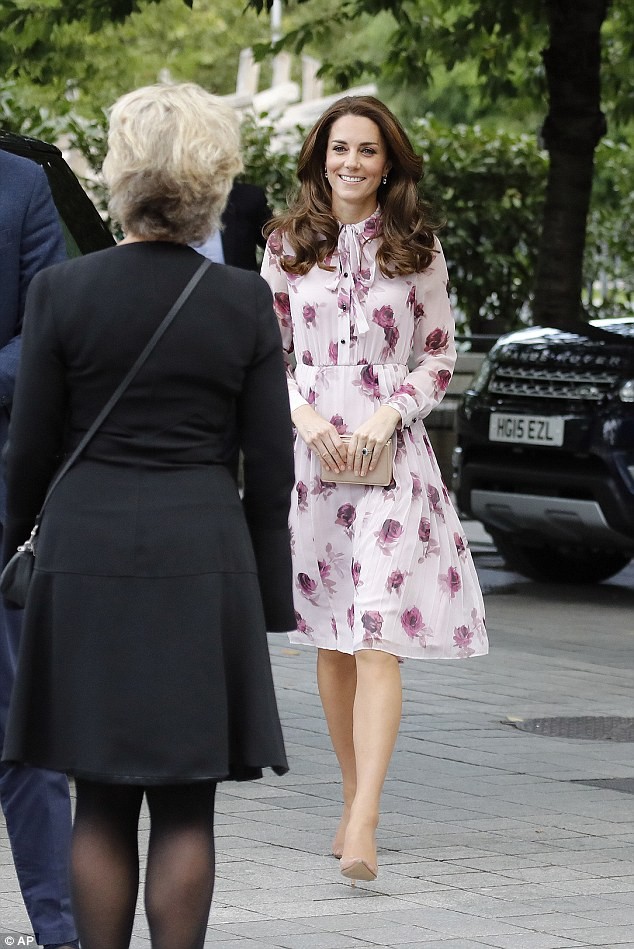  Công nương Kate Middleton dịu dàng, thướt tha với mẫu váy hoa hồng khi tham dự sự kiện Ngày sức khỏe tâm thần thế giới 10/10/2016 tại London.